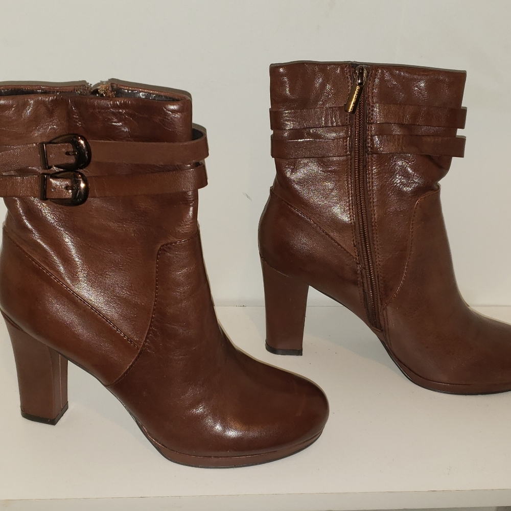 BDNANINA ANKLE BOOT BY BANDOLINO SIZE 7.5M
